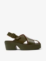 Sandalias de cuero color verde militar, con plataforma y tiras cruzadas.