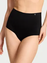 Bombacha tipo brief tiro alto color negro, confeccionada en microfibra suave y sedosa con bordes sin costuras y acabado invisible. Cuenta con un pequeño detalle de logo metálico en la parte superior.