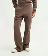 Pantalón boot cut de algodón con felpa y cintura elástica, en color beige.