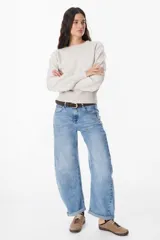 Jean de corte wide leg en color azul lavado, con tiro medio, cierre frontal con botón y bolsillos laterales y traseros.