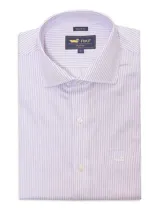 Camisa de vestir a rayas verticales lilas y blancas, de corte regular, manga larga y cuello italiano. Tiene bolsillo en el pecho con logo bordado.