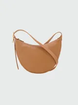 Cartera crossbody Longchamp de la línea Le Foulonné en color verde oliva, con diseño estructurado de media luna, correa ajustable para el hombro y cierre superior de solapa.