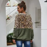 Campera tipo polar con cierre frontal, diseño combinado con estampado animal print en la parte superior y tejido de peluche blanco en la parte inferior. Cuenta con capucha con cordones ajustables y dos bolsillos frontales.