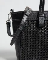 Cartera tipo tote de color negro, con diseño texturizado en el cuerpo y detalles en cuero sintético liso. Cuenta con doble asa superior, correa ajustable y removible, y herrajes plateados.