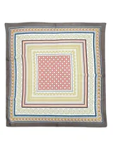 Pañuelo cuadrado de satén con estampado geométrico y floral en tonos turquesa, naranja, azul y beige.
