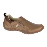 Zapato tipo slip-on de la marca Caterpillar, confeccionado en cuero color beige oscuro, con suela de goma dentada y detalle de logo lateral.