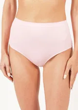 Bombacha bikini de tiro alto color rojo, confeccionada en microfibra sin costuras y con forro de algodón.