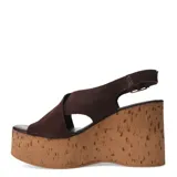 Sandalias de plataforma alta estilo cuña fabricadas en corcho. Presentan tiras cruzadas en el empeine de gamuza color marrón oscuro y cierre mediante pulsera con hebilla metálica al tobillo.