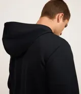 Saco deportivo Get Over con capucha y cierre frontal por cremallera. Presenta una textura tipo waffle, detalle de raya reflectante en el pecho y bolsillos laterales con cierre.