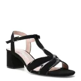 Sandalias de tacón ancho color negro, con diseño de tiras en T y detalles combinados en material sintético y gamuza. Cuentan con tira ajustable al tobillo con hebilla metálica.