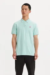 Polo de manga corta Levi's en color turquesa pastel, confeccionada en algodón con cuello clásico y cierre de botones frontal. Presenta el logo de la marca bordado en el pecho.