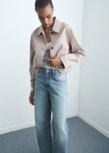 Jeans de tiro alto con diseño balloon y estilo barrel, confeccionados en tejido de algodón estilo tejano. Presentan cierre delantero de cremallera y botón, trabillas y cinco bolsillos.