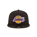 Gorro negro de visera plana, con el logo de los Lakers bordado al frente y el logo de New Era bordado en el lateral.