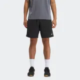 Short deportivo Reebok para hombre, color negro, con logo Reebok en blanco en la pierna izquierda. Presenta un ajuste regular, cintura elástica con cordón y bolsillos laterales.