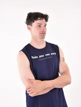 Musculosa azul oscuro con cuello redondo y sisas amplias. Estampa frontal con la frase "Make your own story" y "Don't let anyone hold the reins of your life".