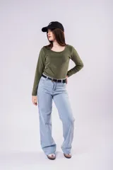 Remera de manga larga y cuello redondo, confeccionada en morley grueso de color blanco. Presenta un ajuste al cuerpo y diseño liso.
