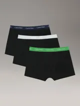 Pack de tres bóxers tipo trunk de algodón elástico, con cintura elástica distintiva de la marca con logo repetido. Incluye tres unidades en color negro con cinturas en azul marino, blanco y verde.