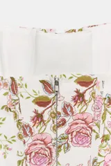 Vestido corto strapless de corte corsetero, con estampado floral en tonos rosados y verdes sobre fondo blanco. Presenta detalles de tiras cruzadas ajustables en el delantero con lazada y varillas interiores.