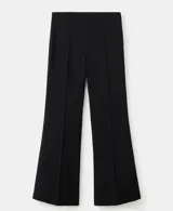 Pantalón negro de corte recto y tiro medio, confeccionado en poliéster.