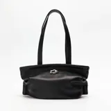Bolso negro de cuero con fruncido en la parte inferior y logo metálico plateado.