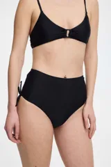 Conjunto de bikini negro con corpiño triangular con detalle de abertura en el centro y bombacha de tiro alto con lazos ajustables en los laterales.