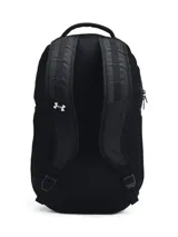 Mochila Under Armour modelo Hustle 6.0, color negro con el logotipo de la marca y texto impresos en blanco. Cuenta con tecnología UA Storm resistente al agua, compartimento acolchado para portátil, bolsillos laterales para botellas y múltiples compartimentos con cierre.