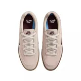 Championes de skate Nike SB Malor, color beige con detalles en bordó y suela de goma color caramelo. Confeccionados en gamuza y lona, presentan el logo Swoosh bordado en el lateral.