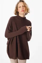 Sweater crudo de punto con cuello alto y mangas largas con puños ajustados.