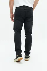 Pantalón de jean negro de corte recto y tiro medio, con bolsillos delanteros y traseros, y presillas para cinturón. Confeccionado en algodón y spandex.