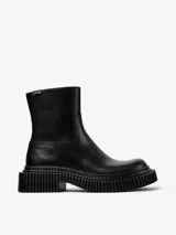 Bota de media caña color negro, confeccionada en nobuk, con plantilla OrthoLite reciclada y suela XL EXTRALIGHT de EVA. Tiene forro interior de piel vacuna y tacón de 3,3 cm.