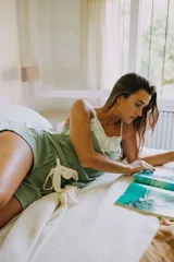 Pijama de algodón color verde menta, compuesto por una musculosa con escote en V y detalle de puntilla blanca elastizada, y un short con elástico y lazo en la cintura.