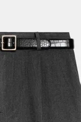Pantalón tobillero de tiro medio con pinzas delanteras, bolsillos frontales y falsos bolsillos de vivo en la parte trasera. Presenta un bajo acabado en vuelta y se ajusta con un cinturón incluido, cierre frontal con cremallera, botón interior y gancho.