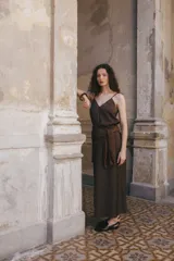 Falda midi al bies de textura suave y caída fluida, diseñada con silueta minimalista.