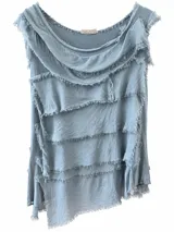 Musculosa color verde agua con diseño de volados en capas horizontales con bordes deshilachados y cuello redondo.