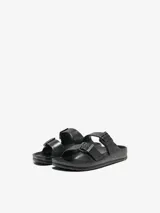 Sandalias planas de EVA color negro con acabado con brillo, punta abierta y dos correas ajustables con hebilla de la marca Only.