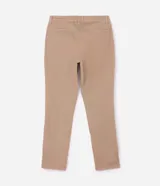Pantalón slim de sarga lavada color marrón, con cierre de botón y cremallera, trabillas para cinturón y bolsillos laterales y traseros.