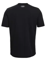 Remera Under Armour de manga corta y cuello redondo, confeccionada en una mezcla de algodón y poliéster. Presenta un estampado frontal con el logo de la marca sobre un fondo con diseño de camuflaje.