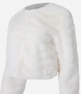 Saco corto de pelo artificial color blanco, con cuello redondo, manga larga y cierre frontal mediante ganchos ocultos. Presenta una textura con diseño de franjas horizontales.