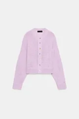 Chaqueta de punto grueso color lila con cuello redondo, manga larga, acabados en rib y cierre frontal con botones nacarados.