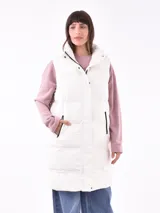 Chaleco largo acolchado color lila con capucha y bolsillos laterales.