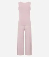 Conjunto de pijama de tres piezas compuesto por cárdigan abotonado, musculosa y pantalón de corte recto. Confeccionado en tejido de punto acanalado con textura melange.