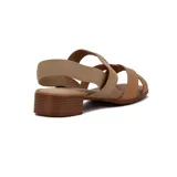Sandalias color tostado con tiras cruzadas y taco bajo.