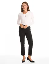 Pantalón slim fit de tiro alto con pretina ancha elastizada y detalle de hilera vertical de micro-tachas metálicas en los laterales. Presenta un diseño sin cierres ni botones, con largo al tobillo y ruedo recto.