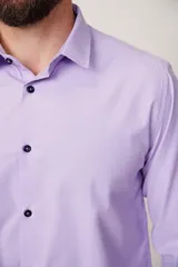 Camisa de vestir lila de Florenzi, corte slim fit, con cuello clásico y botones negros.