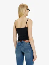 Top de mujer Diesel modelo T-Hupy-Od, de calce ajustado y confeccionado en tejido de punto acanalado blanco. Presenta tirantes finos, escote redondo y el logo ovalado metálico de la marca en el centro del pecho.