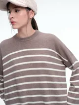 Sweater de tejido de punto con cashmere, de corte relajado y diseño a rayas horizontales. Presenta cuello redondo, hombros caídos y mangas amplias.