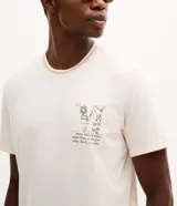 Remera de manga corta color blanco off-white, con cuello redondo y diseño de lettering bordado "M" en el pecho. Marca Marfinno.