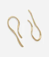 Par de caravanas doradas de metal con diseño asimétrico y retorcido.