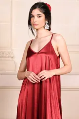 Vestido largo color dorado de raso con breteles finos y escote en V.