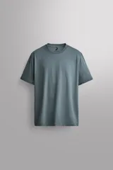 Remera regular fit de Zara Athleticz confeccionada en tejido de algodón, color verde militar, con cuello redondo, manga corta y sutil estampado de logo con relieve en el bajo.